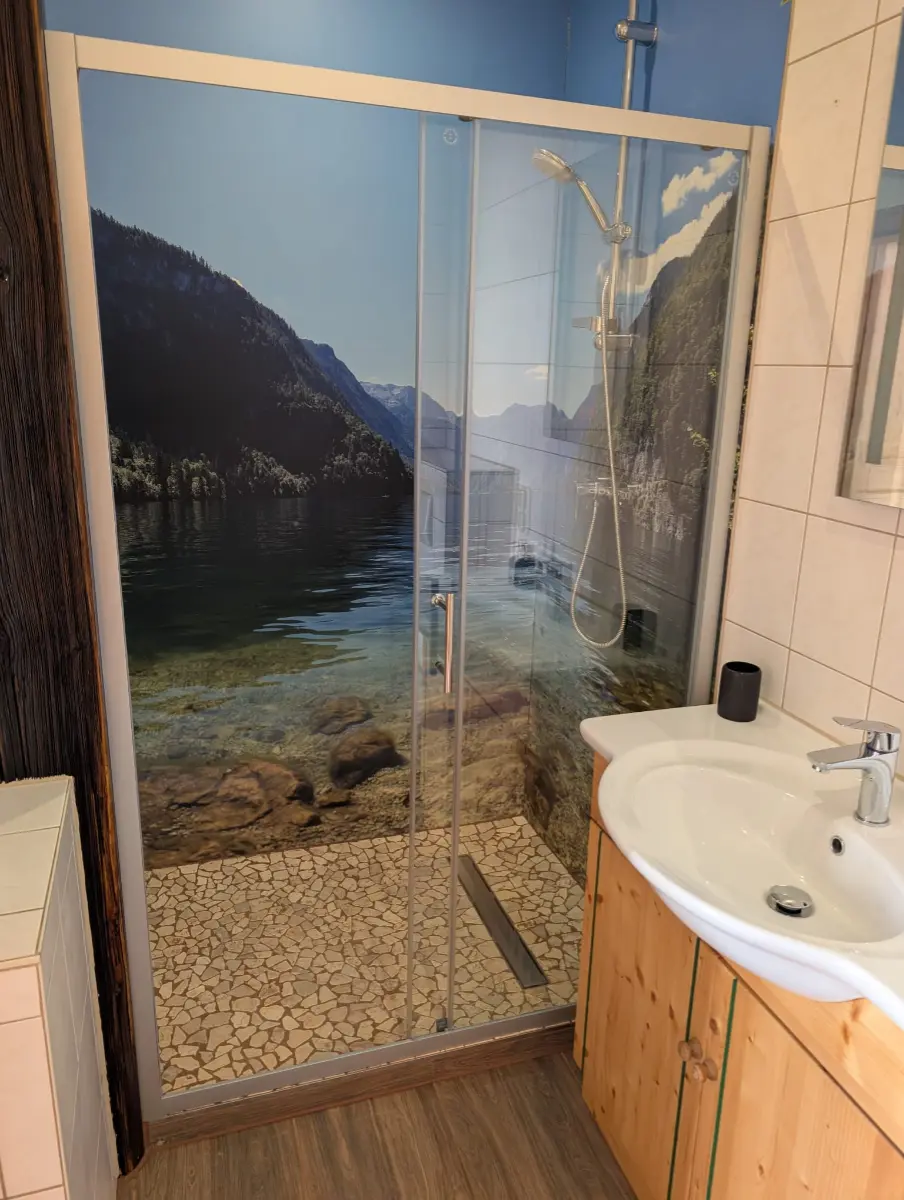 Treidlercamping – Ferienwohnung „Robinie“ – Bad mit Dusche Treidlercamping - Ferienwohnung "Robinie" - Bad mit Dusche