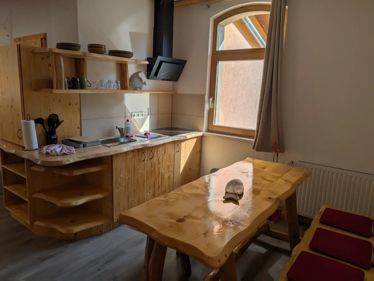 Treidlercamping – Ferienwohnung „Robinie“ – Küche mit Sitzbereich Treidlercamping - Ferienwohnung "Robinie" - Küche mit Sitzbereich