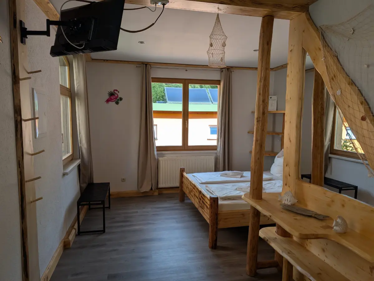 Treidlercamping – Ferienwohnung „Robinie“ – Schlafzimmer mit Doppelbett Treidlercamping - Ferienwohnung "Robinie" - Schlafzimmer mit Doppelbett