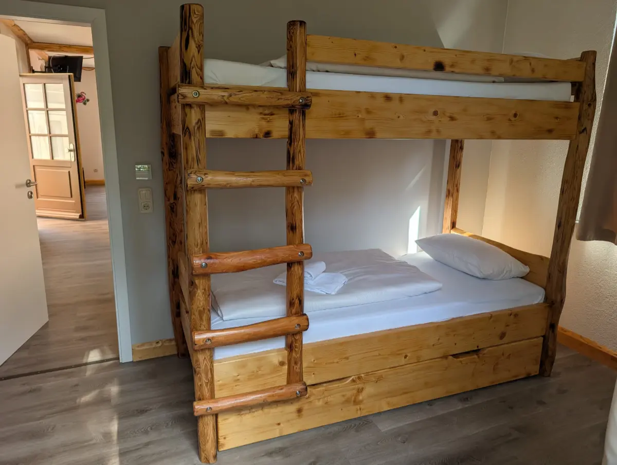 Treidlercamping – Ferienwohnung „Robinie“ – Schlafzimmer mit Etagenbett Treidlercamping - Ferienwohnung "Robinie" - Schlafzimmer mit Etagenbett